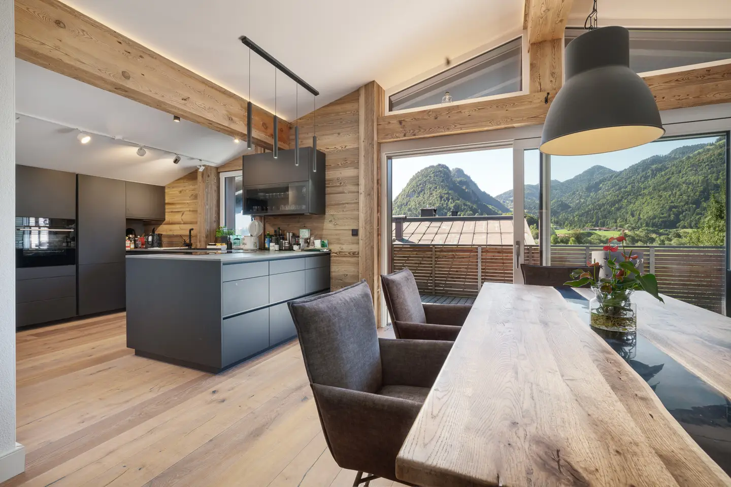 Bright penthouse with sun terrace and view of the Kaiser Mountains