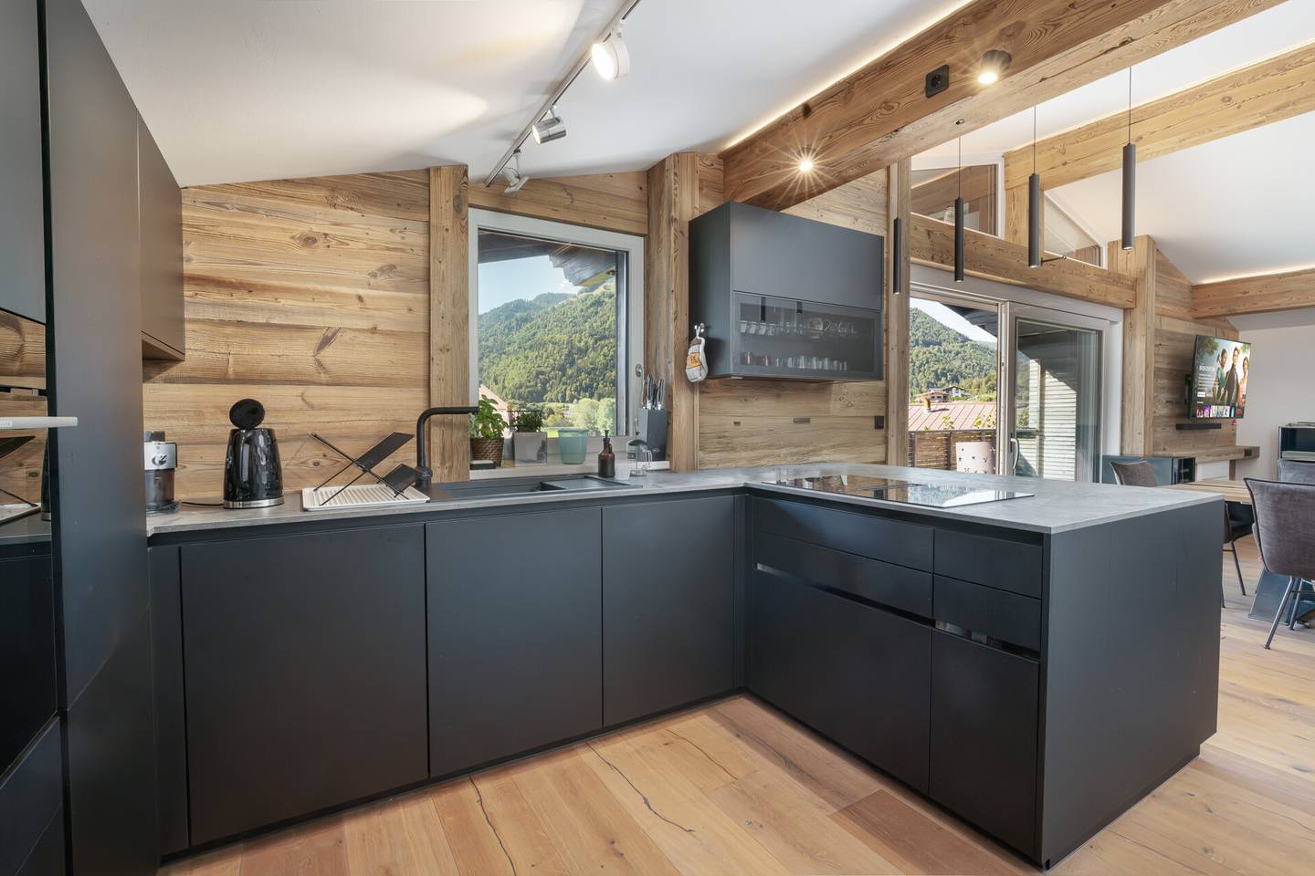 Bright penthouse with sun terrace and view of the Kaiser Mountains