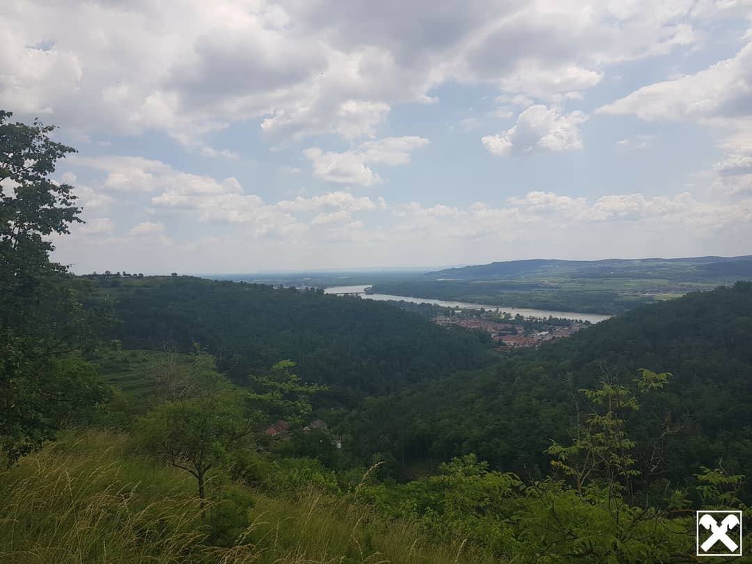 FREIZEITPARADIES FÜR HOBBYGÄRTNER IN EINZIGARTIGER AUSSICHTSLAGE MIT DONAUBLICK - KEIN BAUGRUNDSTÜCK!