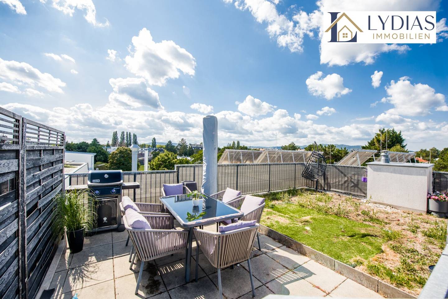 Dreamlike and quiet attic apartment with loggia and private green roof garden total approx. 61 m² / garage / top infrastructure