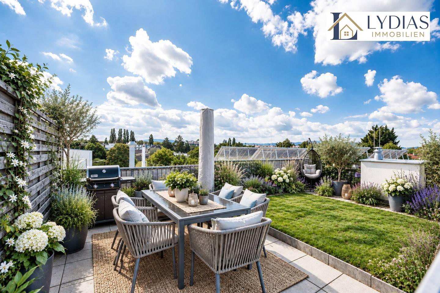 Dreamlike and quiet attic apartment with loggia and private green roof garden total approx. 61 m² / garage / top infrastructure