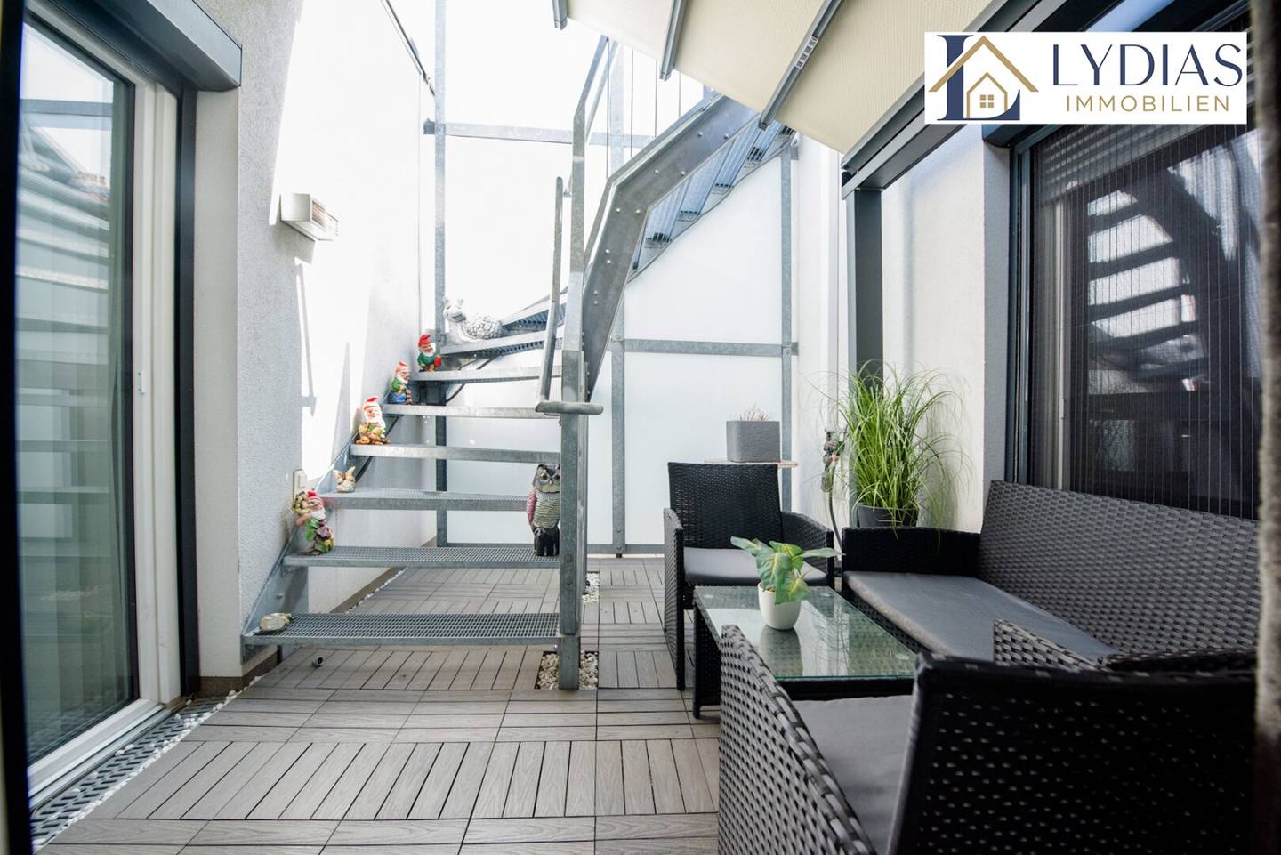 Dreamlike and quiet attic apartment with loggia and private green roof garden total approx. 61 m² / garage / top infrastructure