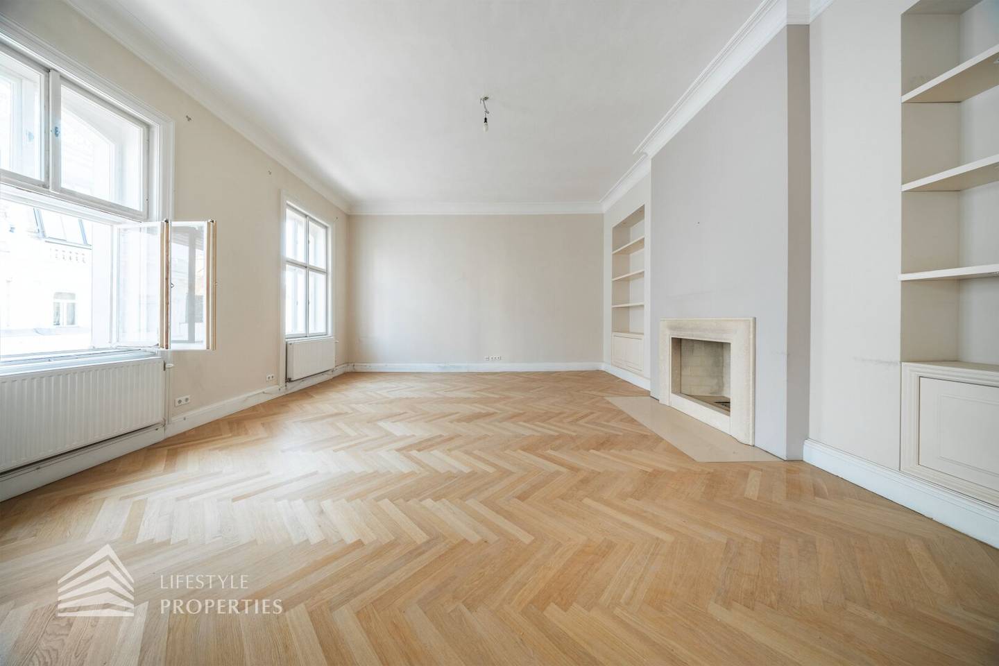 Exclusive old building apartment with charm in prime Vienna location