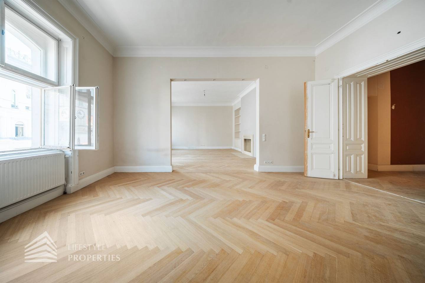 Exclusive old building apartment with charm in prime Vienna location
