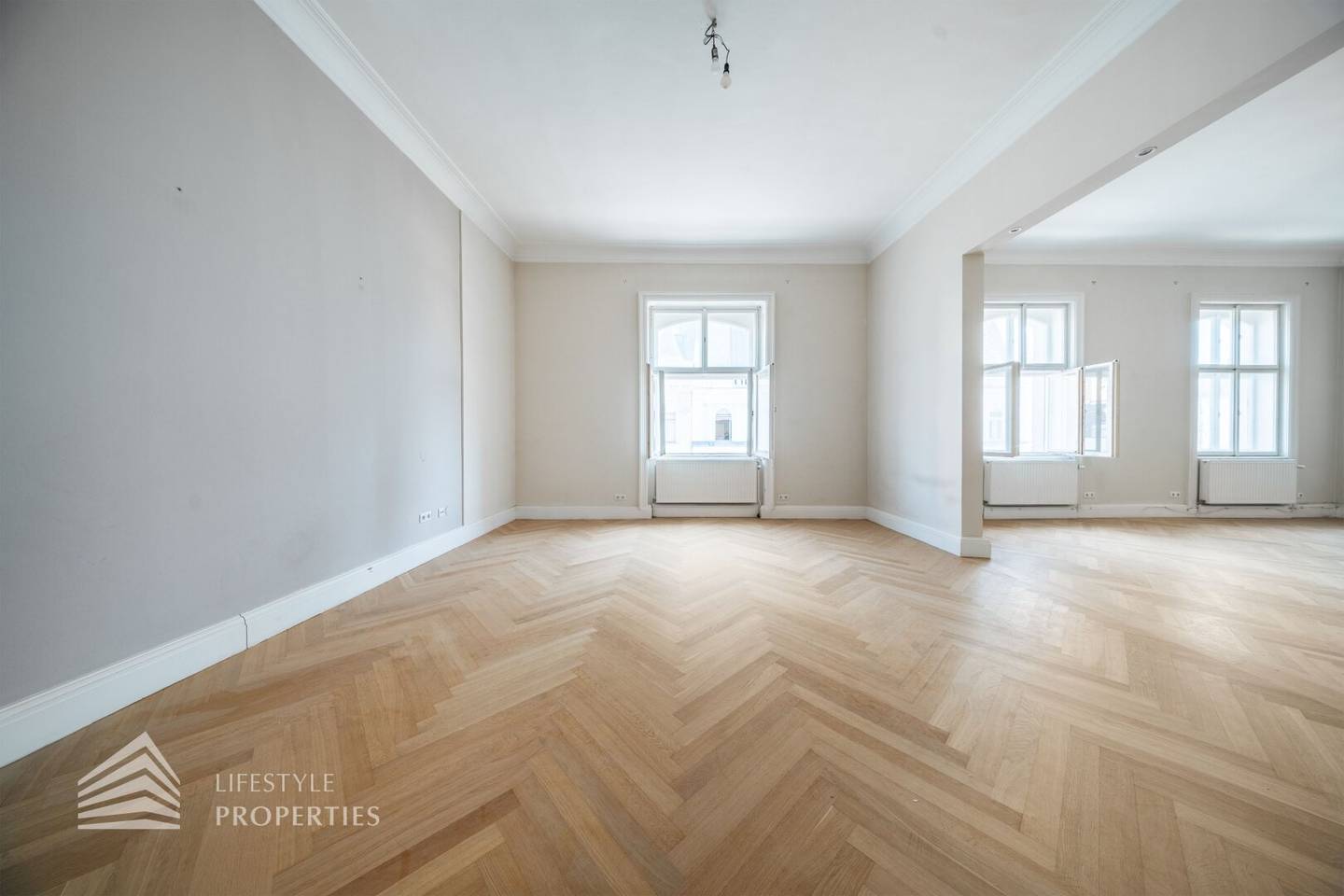 Exclusive old building apartment with charm in prime Vienna location
