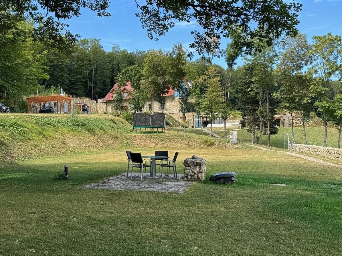 !!! CHALET SISI – AUTARKES LUXUSREFUGIUM INMITTEN DER NATUR DES WIENERWALDES !!!