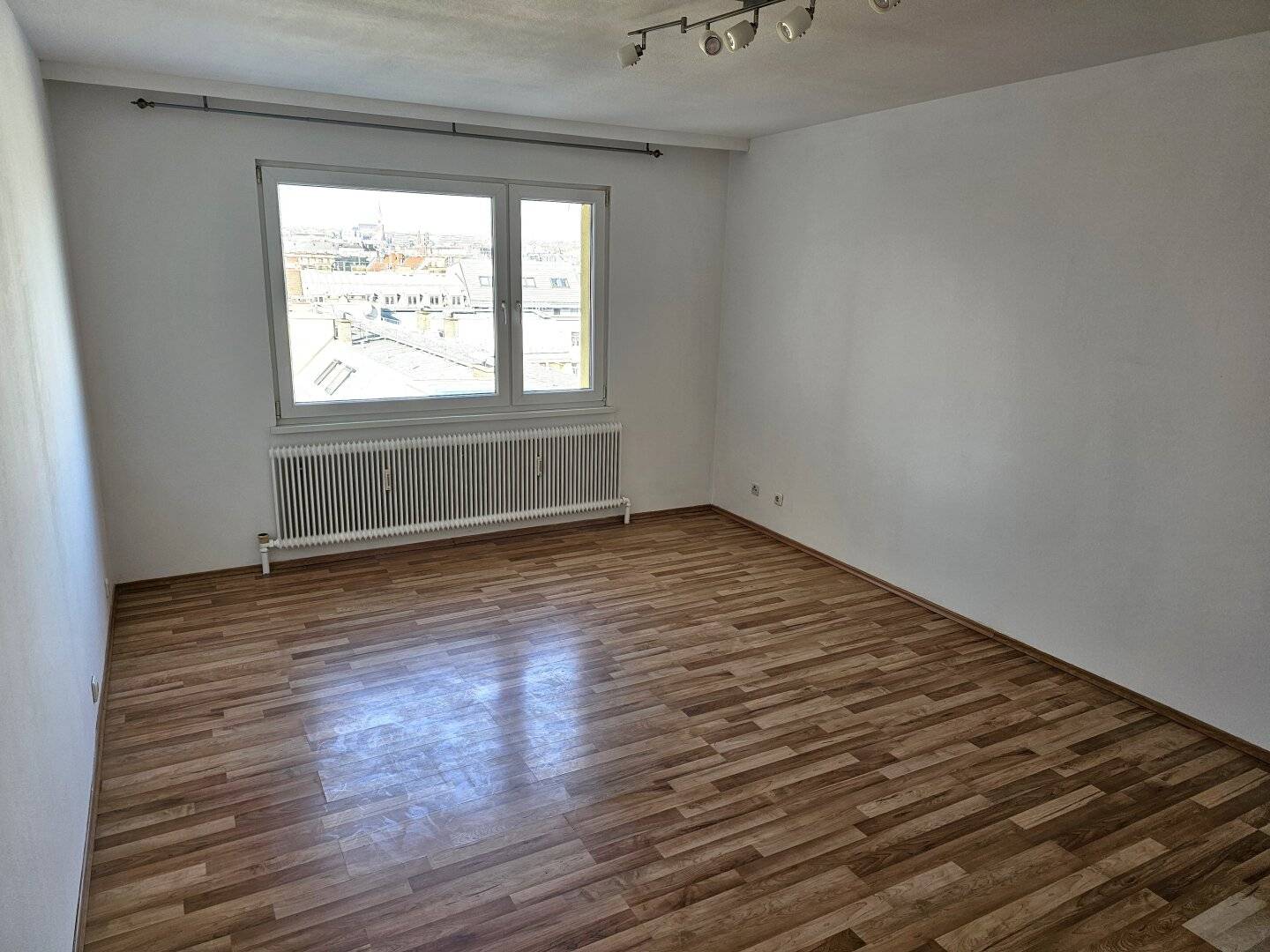 Quiet apartment with city view on 7th floor top floor 3 minutes to U4 and U6 Längenfeldgasse