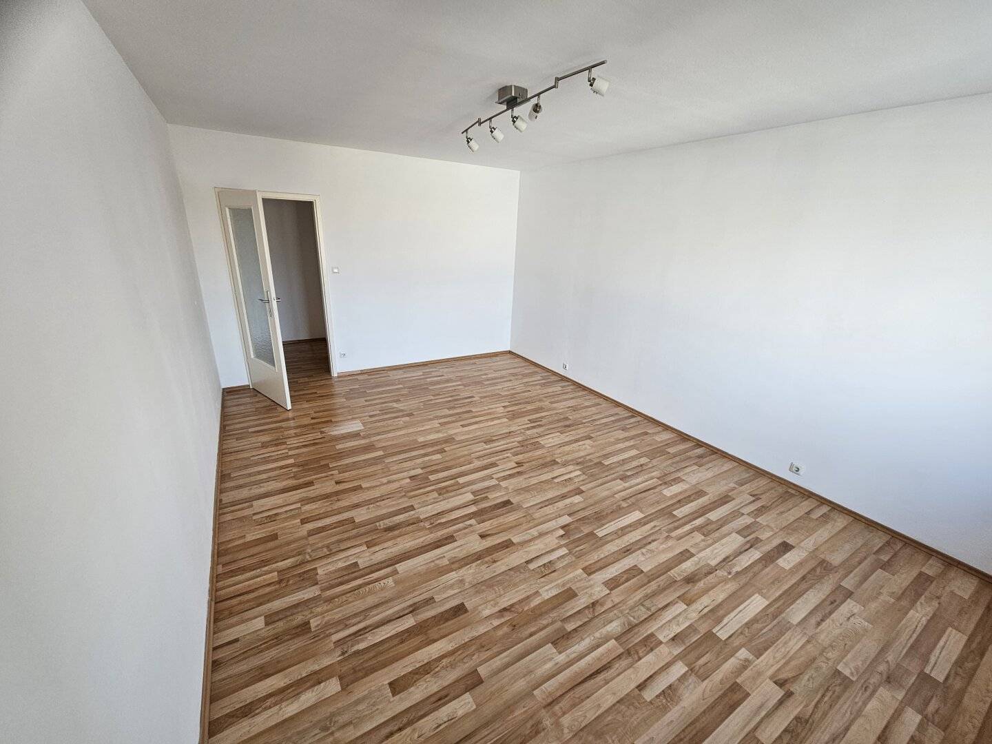 Quiet apartment with city view on 7th floor top floor 3 minutes to U4 and U6 Längenfeldgasse
