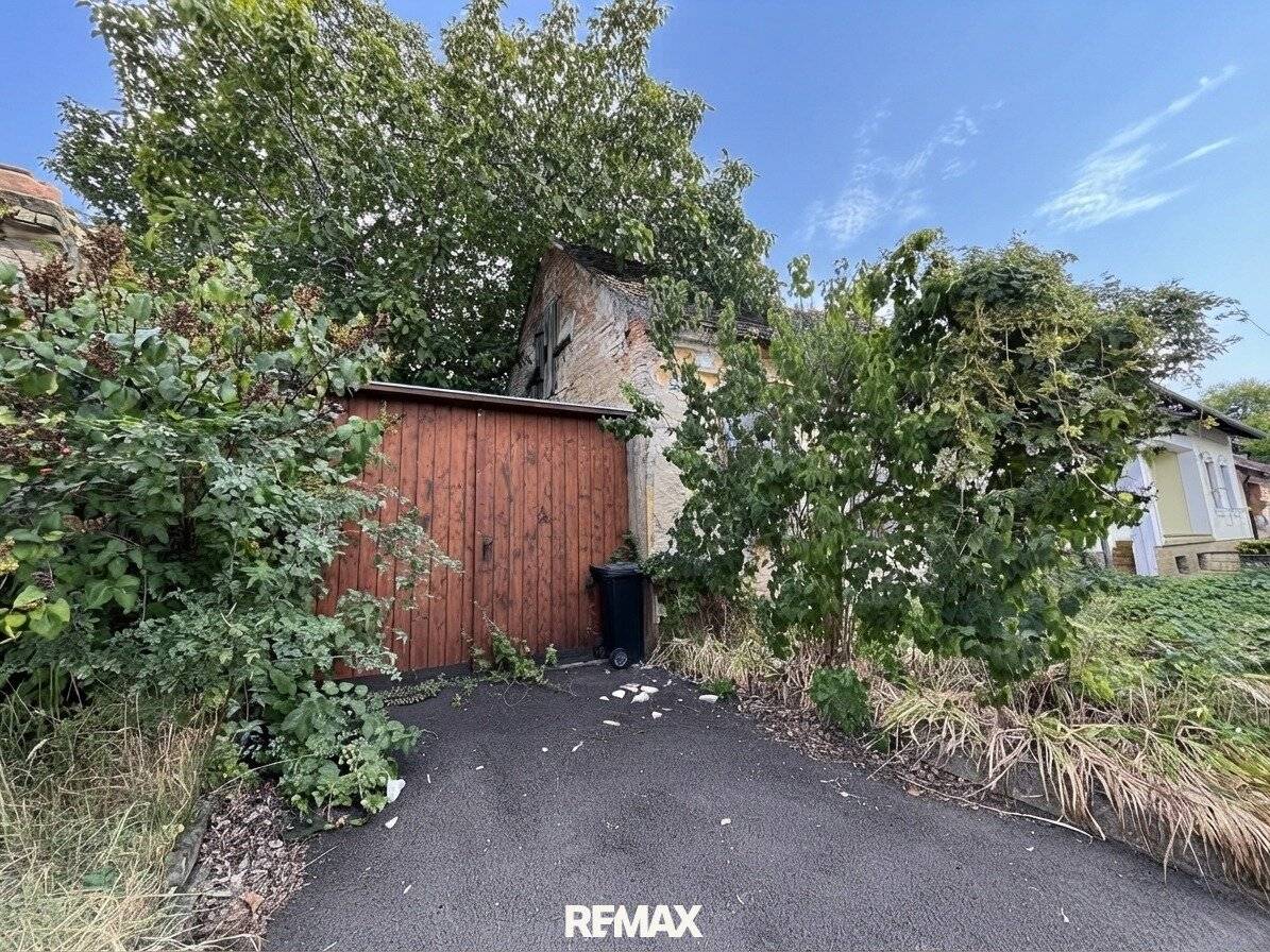 Large plot with demolition house, plenty of space for new ideas!