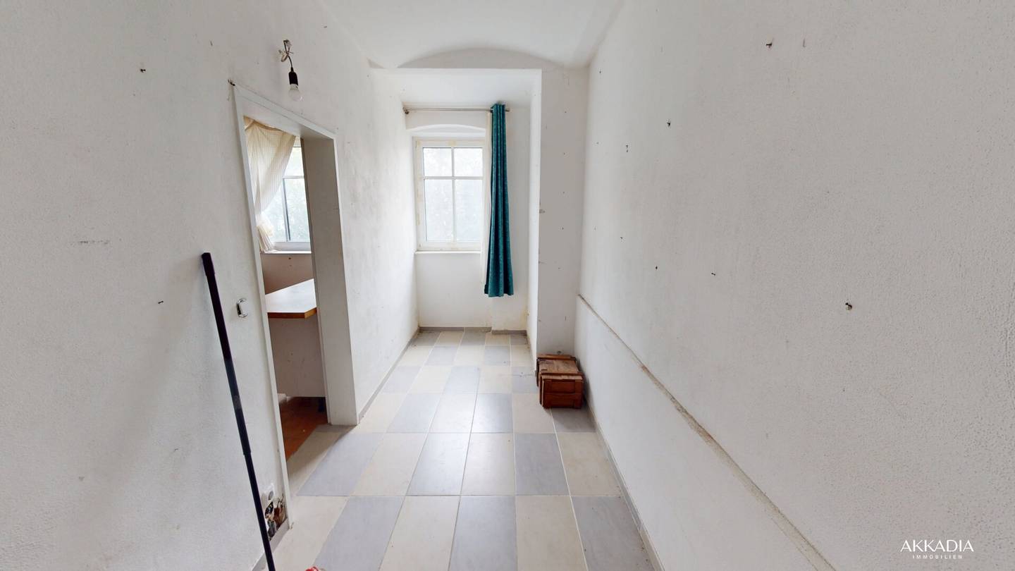 Garden apartment in need of renovation in characterful period building