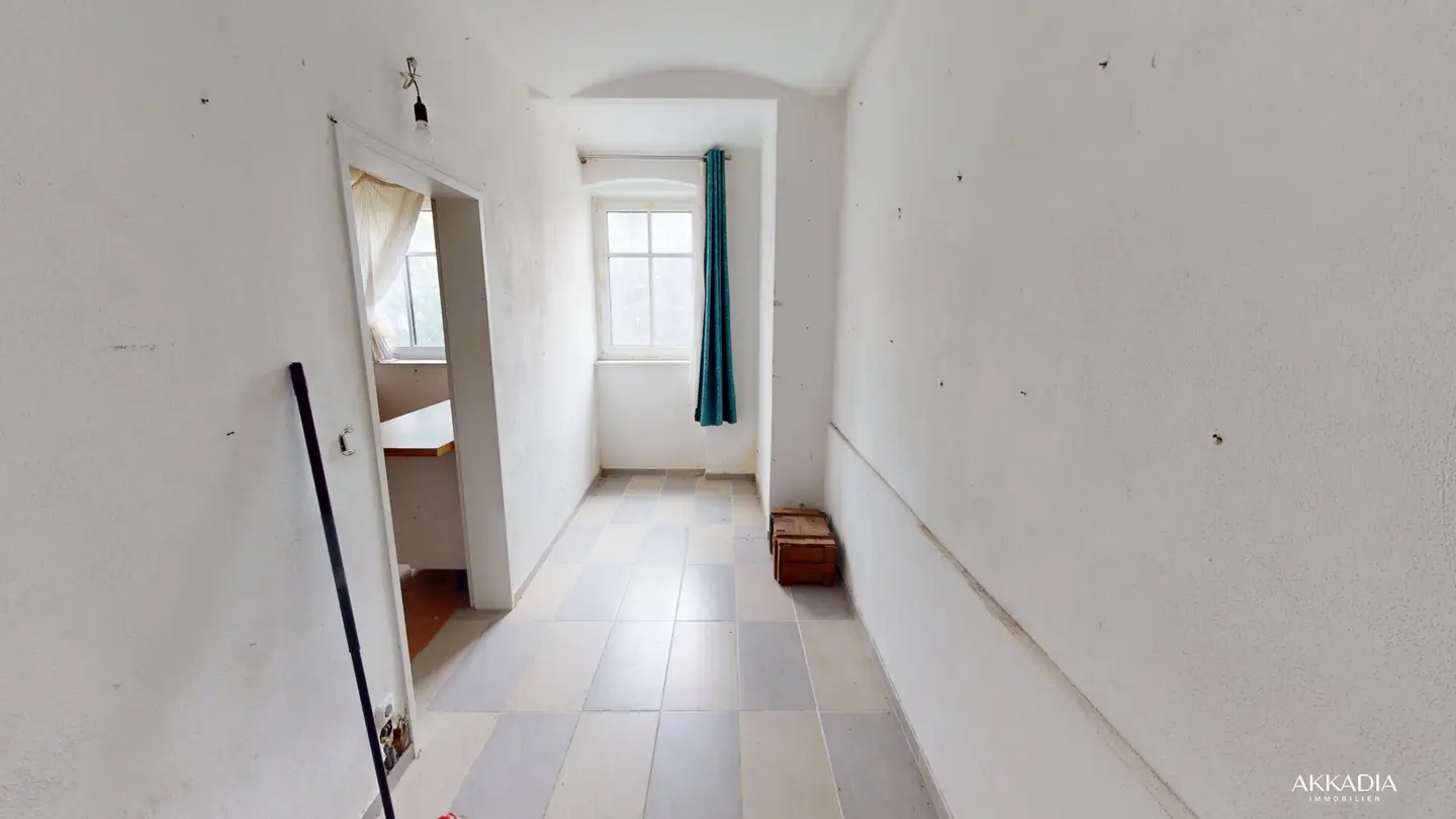 Garden apartment in need of renovation in characterful period building