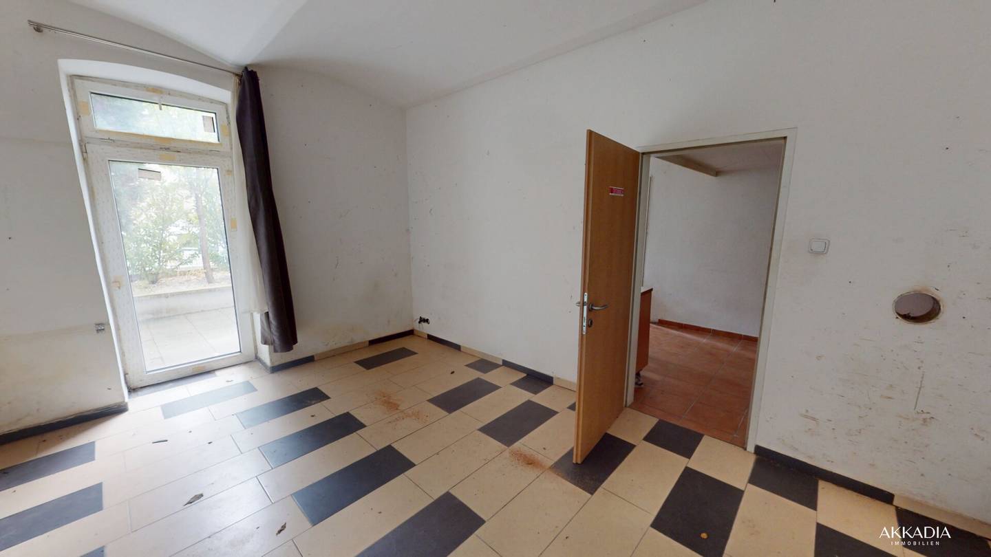 Garden apartment in need of renovation in characterful period building