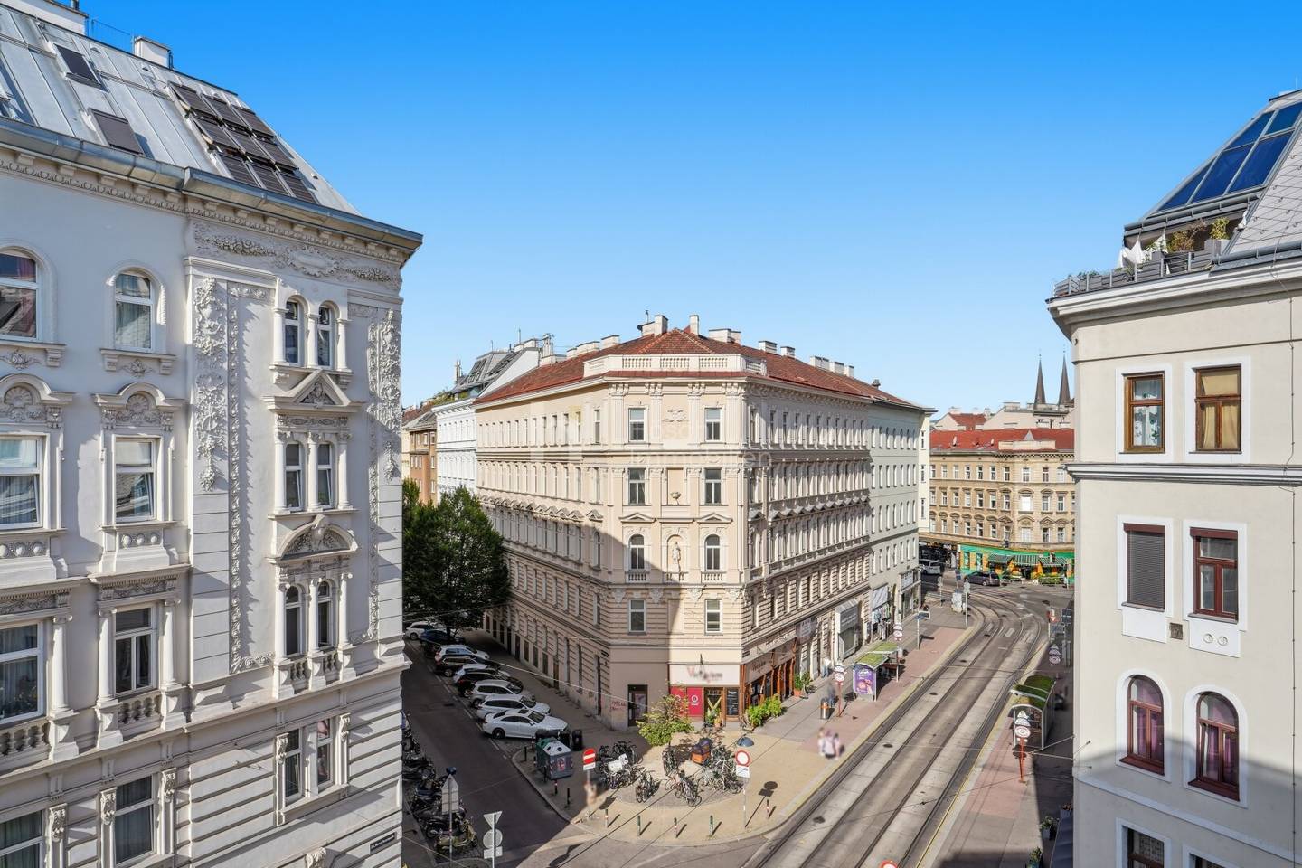 Erstbezug beim Augarten | Gründerzeit-Charakter, neues Dachgeschoss und Lift