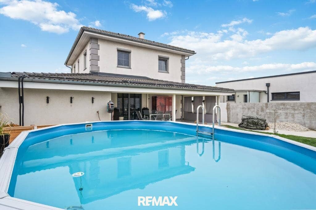 Familienhaus mit Pool und großer Garage