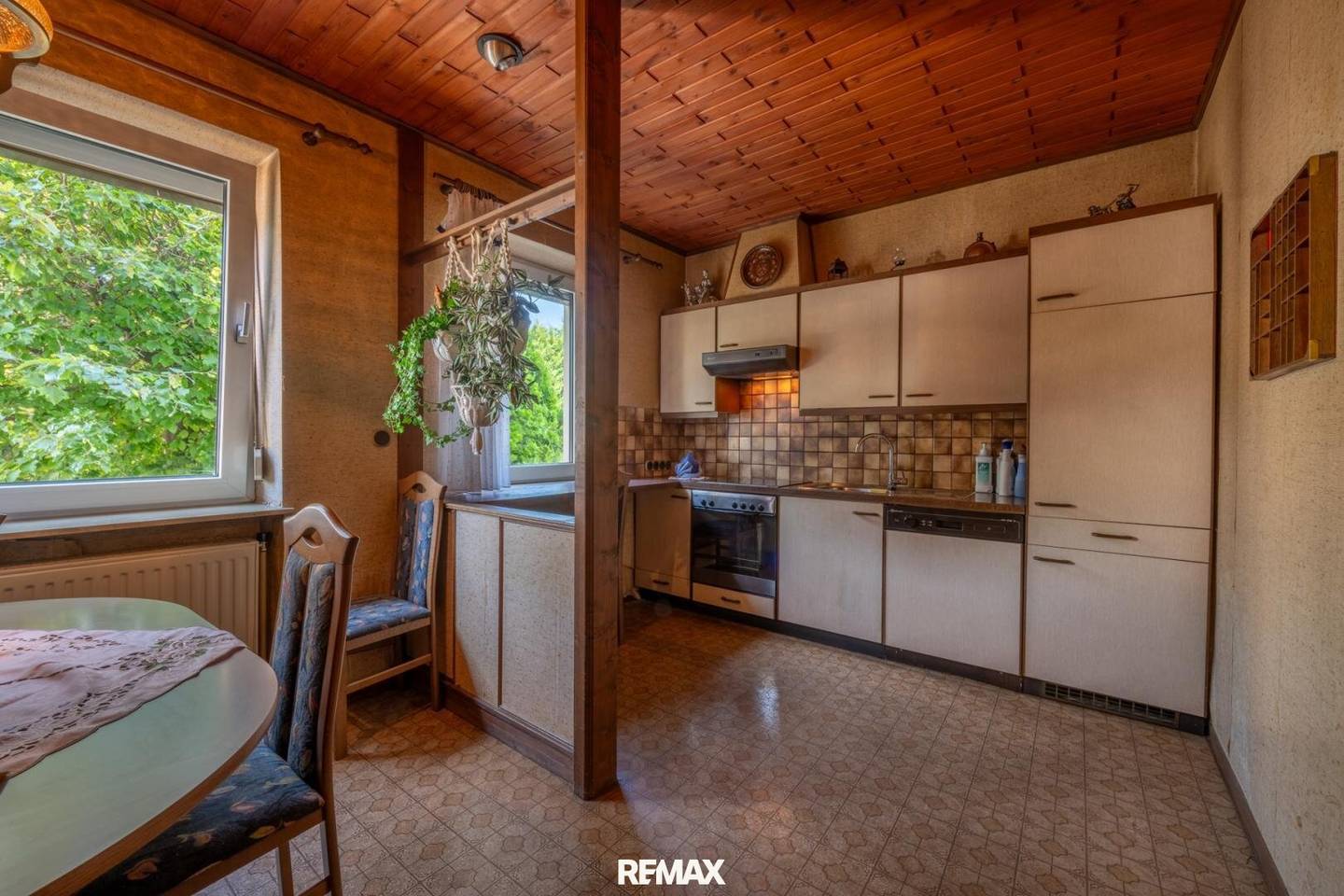 Familienhaus mit zweiter Wohneinheit + Nebengebäuden &amp; großem Garten