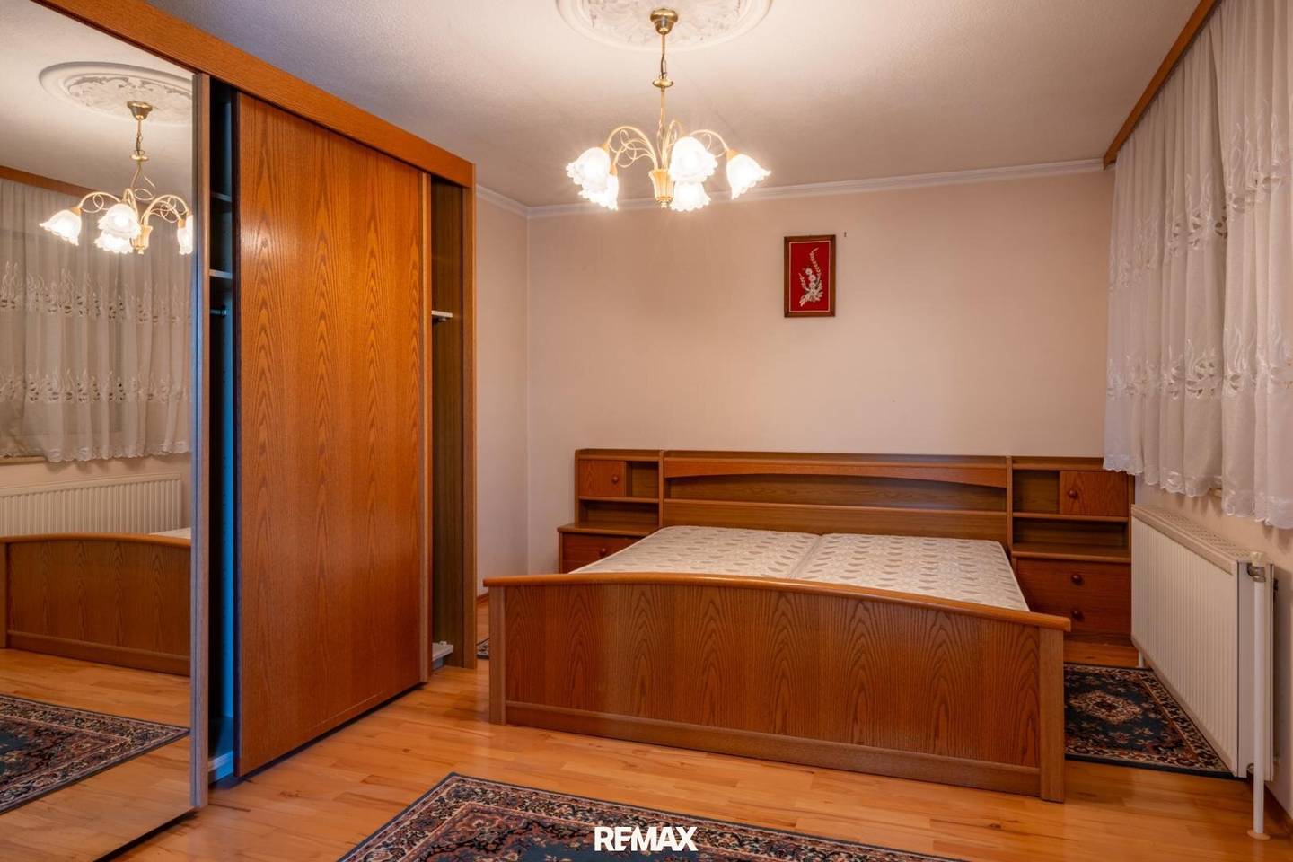 Familienhaus mit zweiter Wohneinheit + Nebengebäuden &amp; großem Garten