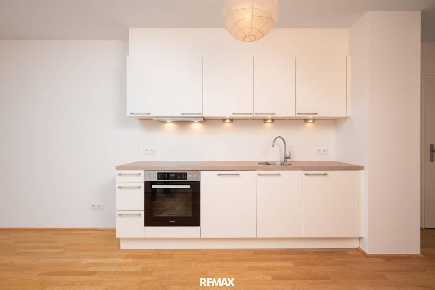 Moderne 2-Zimmer-Wohnung mit überdachtem Balkon und Grünblick