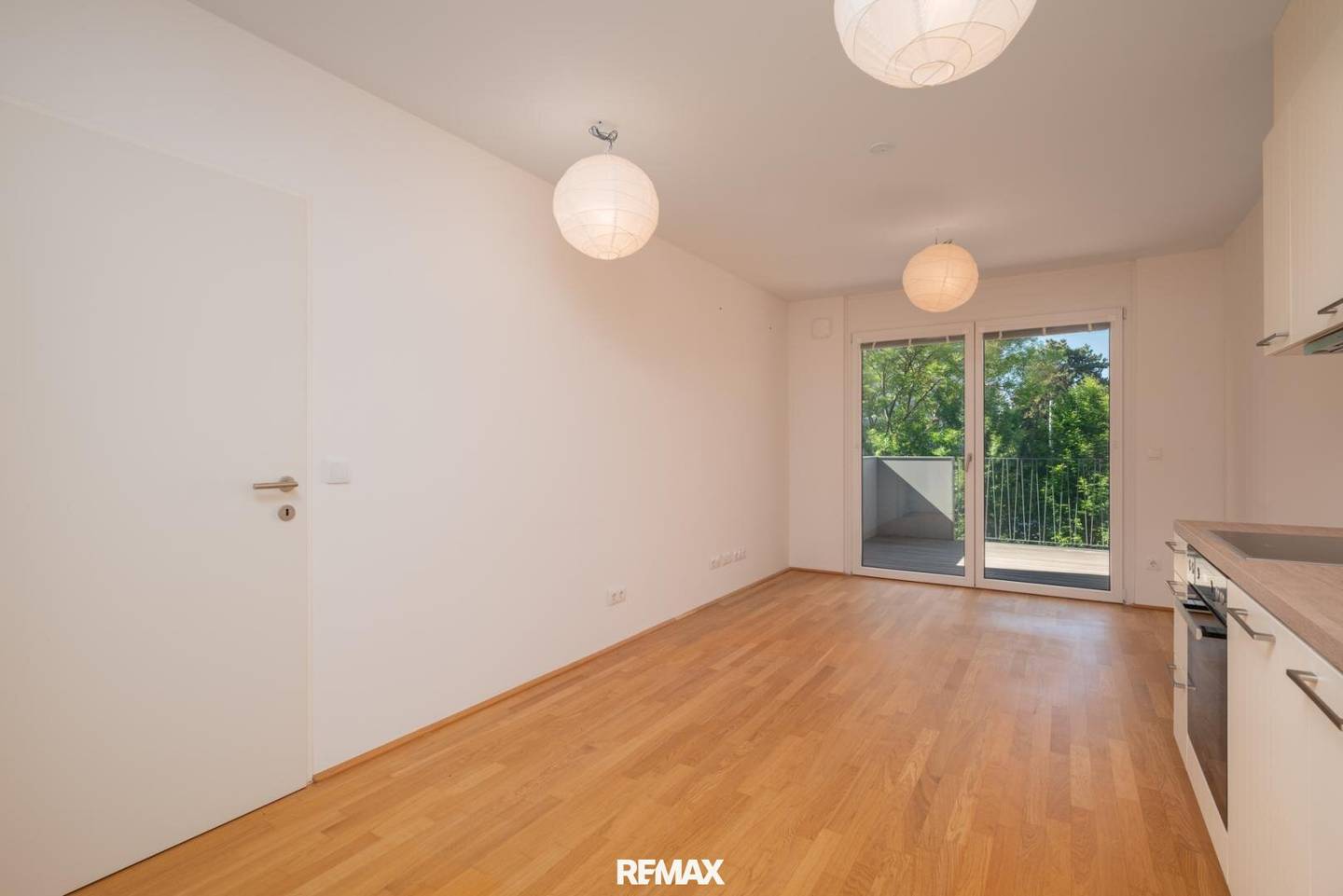 Moderne 2-Zimmer-Wohnung mit überdachtem Balkon und Grünblick