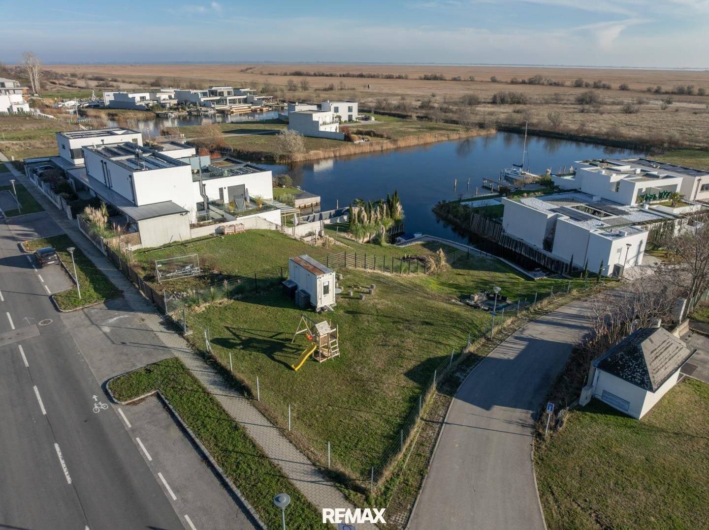 Traumgrundstück mit direktem Seezugang und Weitblick