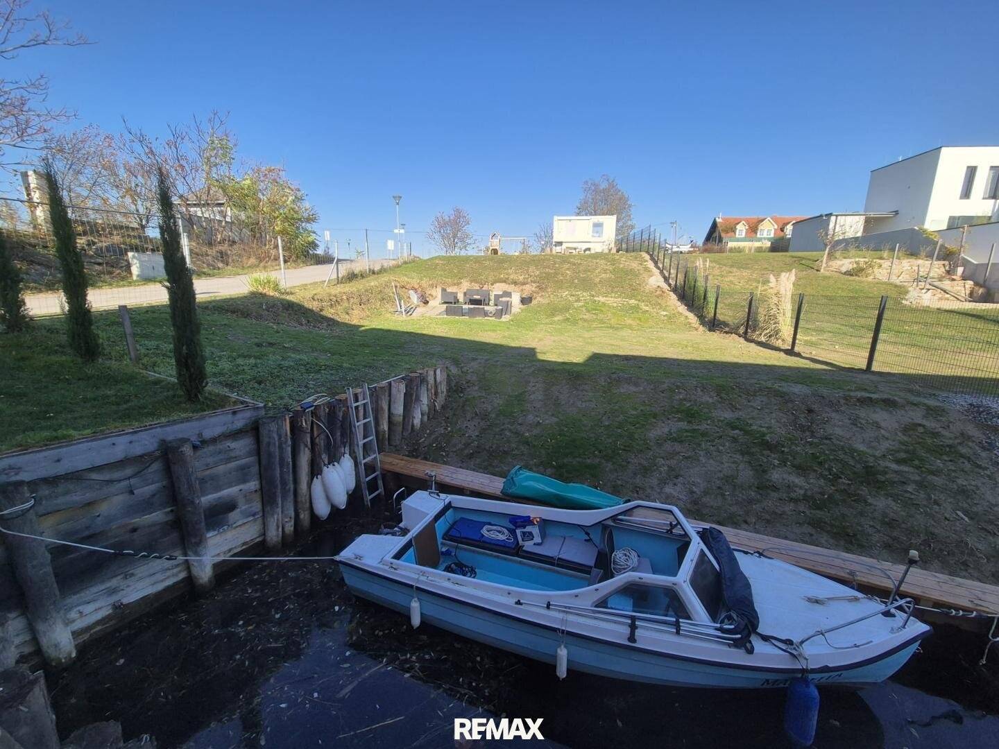 Traumgrundstück mit direktem Seezugang und Weitblick