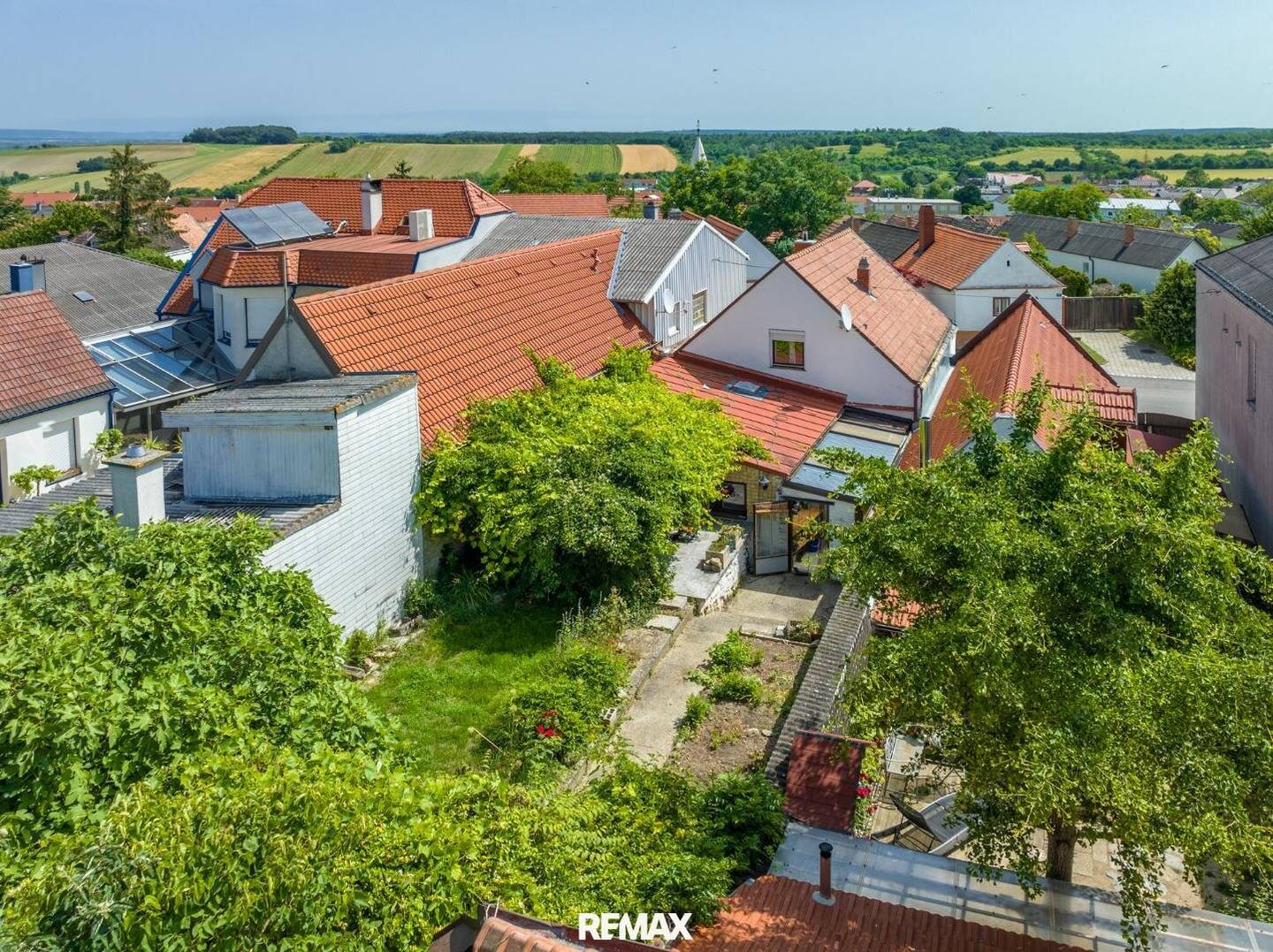 Renovierungsbedürftiges Einfamilienhaus mit idyllischem Garten