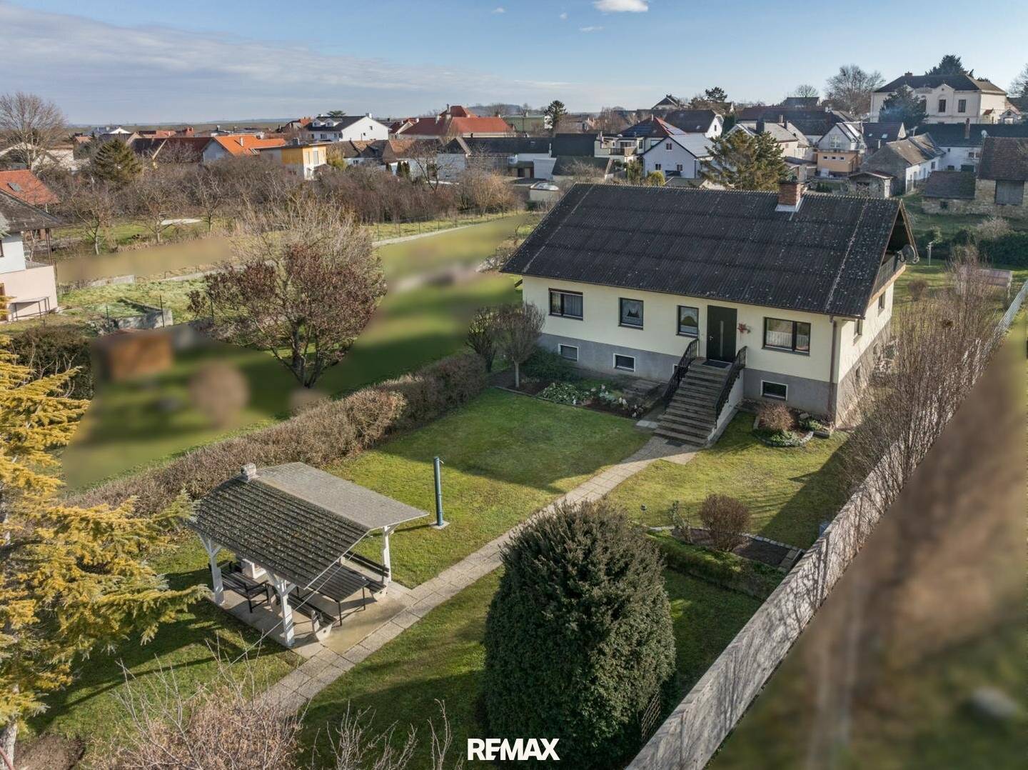 Bungalow auf großem Grundstück und zusätzlichem Wohnhaus in Siegendorf