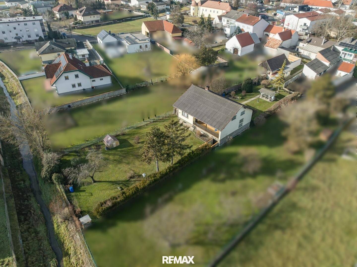 Bungalow auf großem Grundstück und zusätzlichem Wohnhaus in Siegendorf