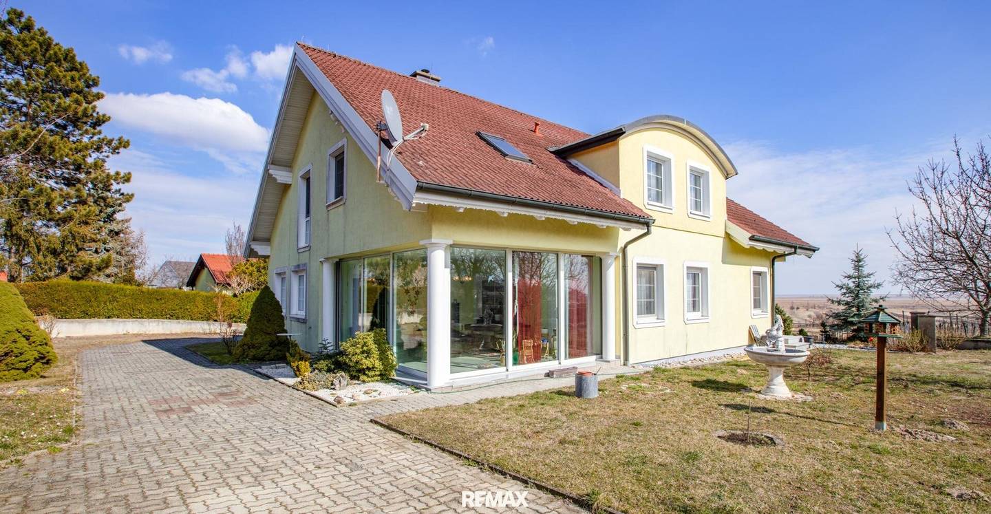 Single or Two-Family House with Magnificent Lake View in Mörbisch