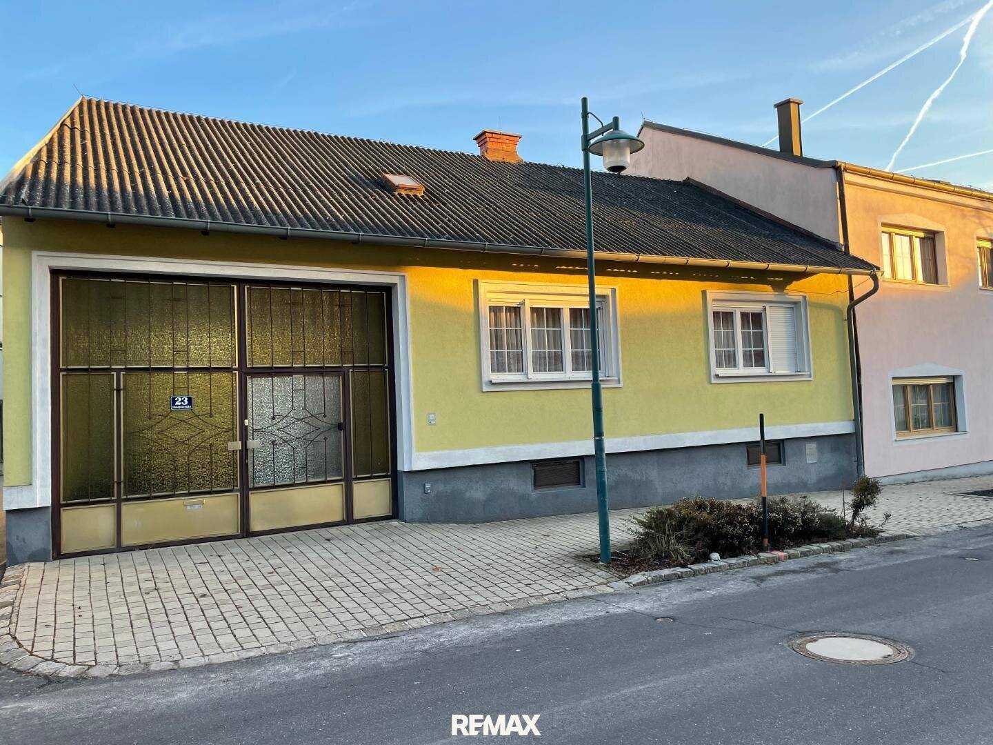 Streckhof in the center of Müllendorf with hall and additional outbuildings