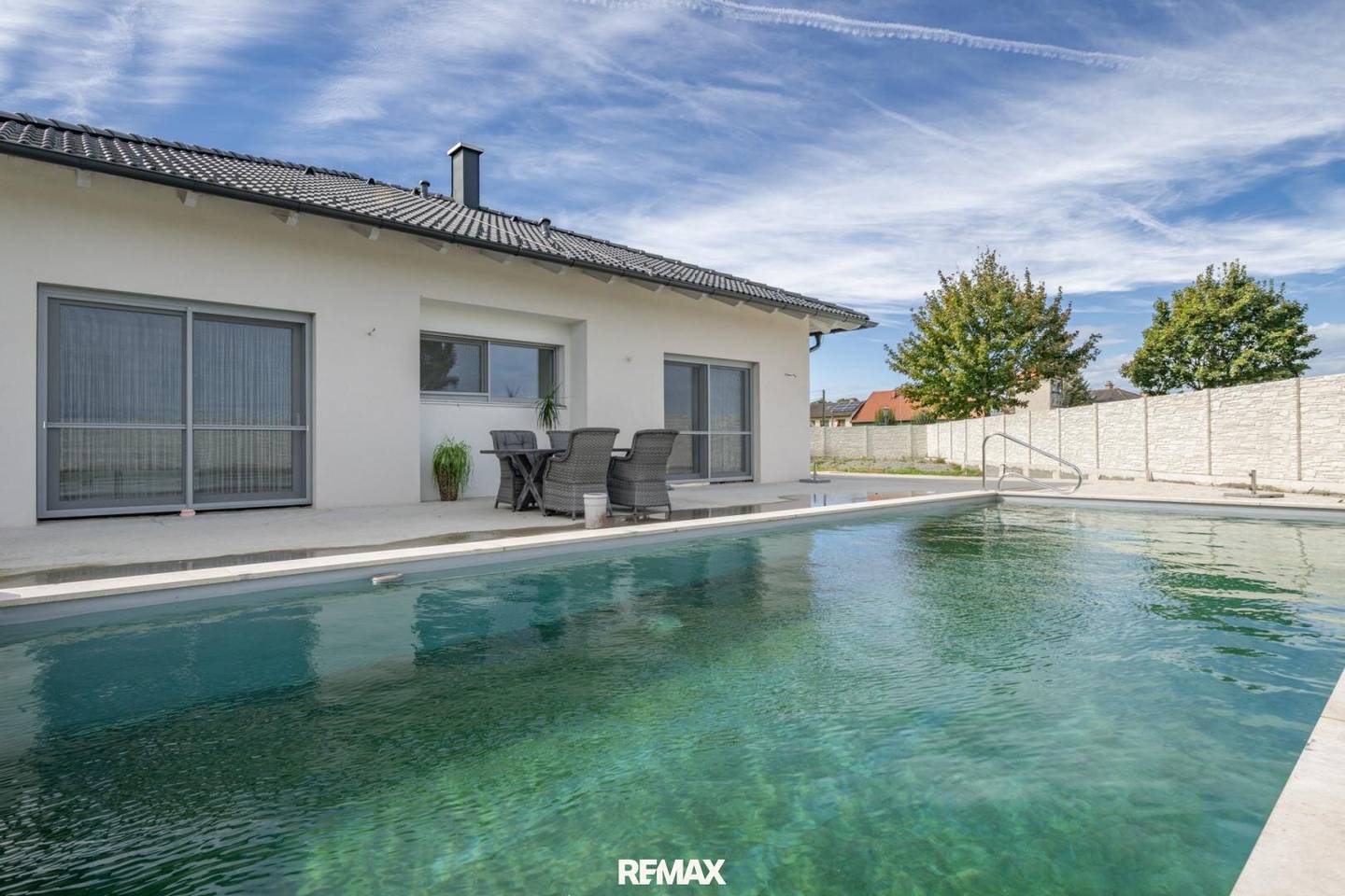 High-quality bungalow with double garage and natural swimming pool