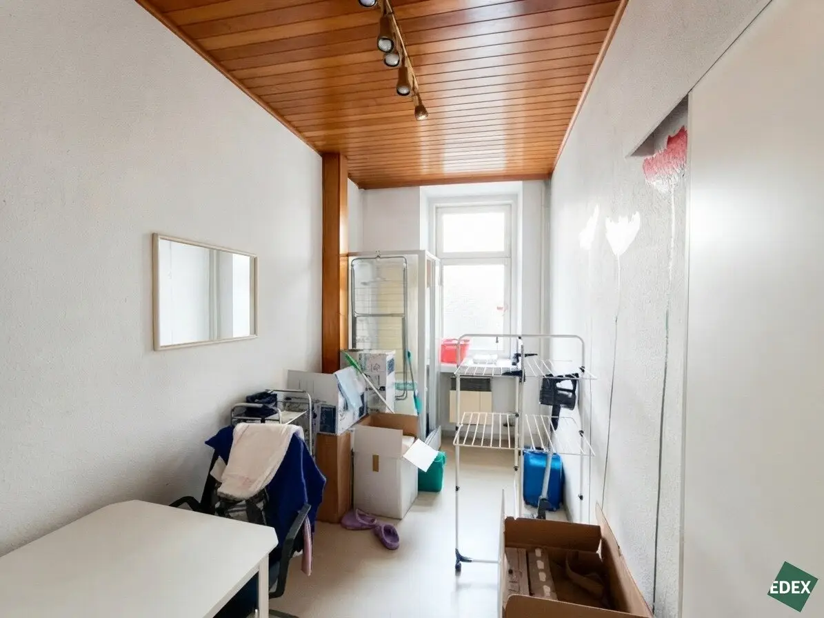 Equipped Foot Care Salon: Commercial Premises in High-Footfall Location on Hernalser Hauptstraße