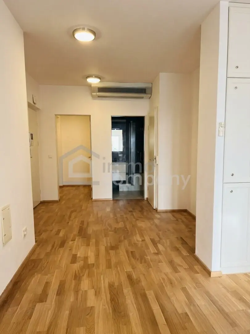 Modern 3-room apartment 107m² with loggia, garage and air conditioning in the heart of 1040 Vienna