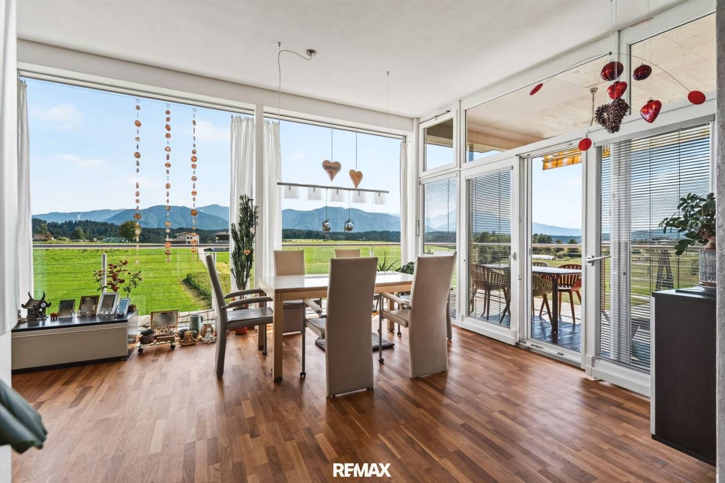Traumhaft gelegenes Haus mit zwei Wohneinheiten &amp; wunderschöner Aussicht auf die umliegende Bergwelt!