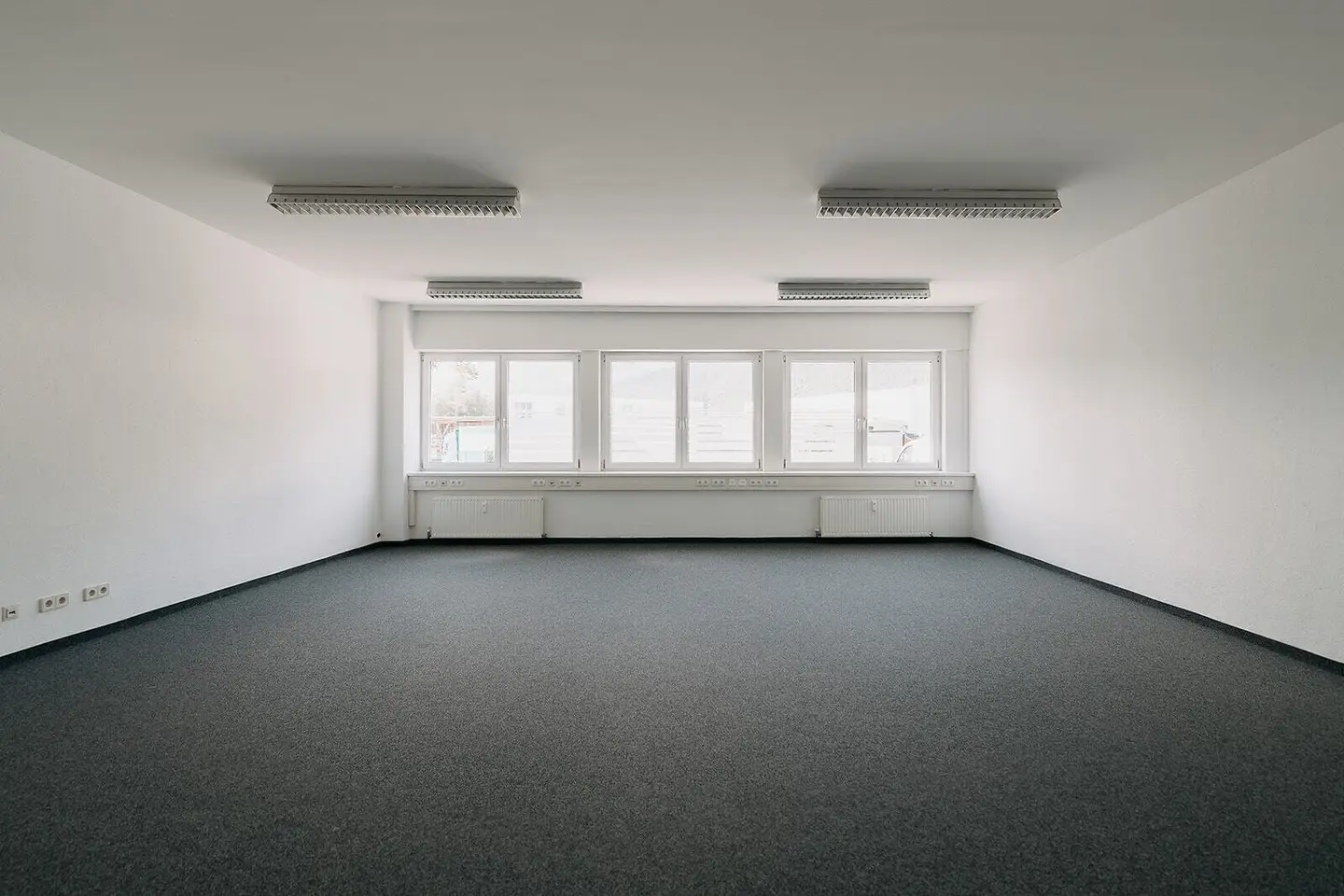 Zirl: Helles Eckbüro zu vermieten