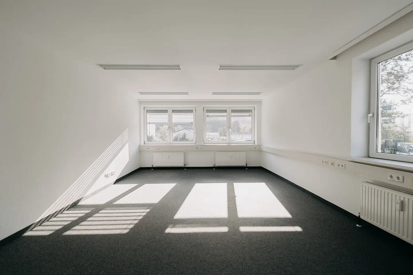 Zirl: Helles Eckbüro zu vermieten