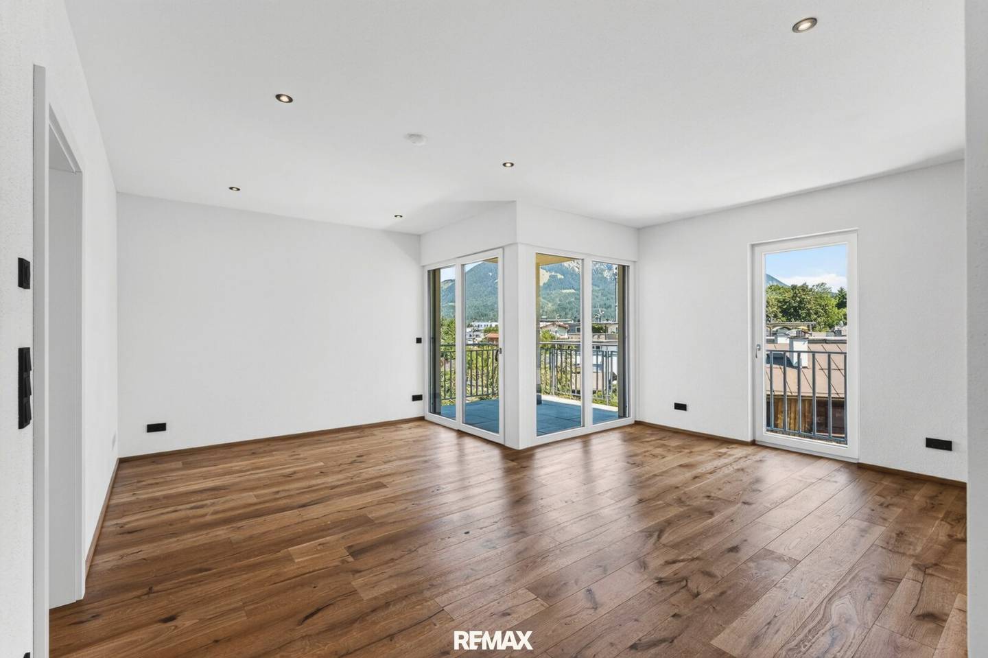 Modern 4-room apartment with sunny balcony, optional underground parking space and barrier-free access in the center of St. Johann in Tirol
