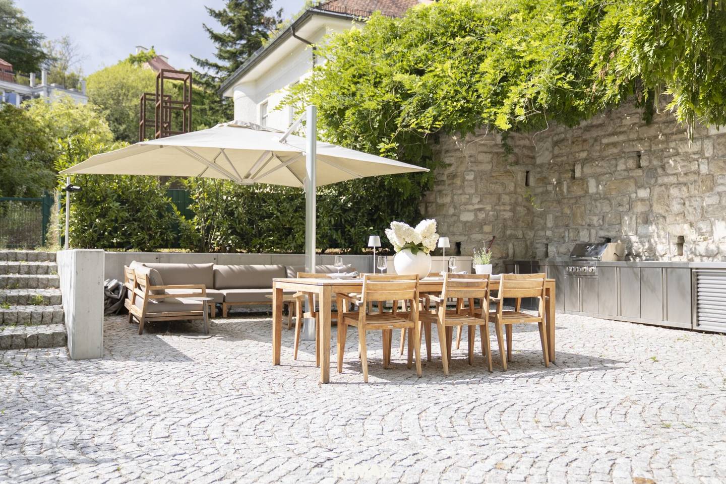 Exclusive garden apartment with plenty of privacy in a historic building in the 19th district