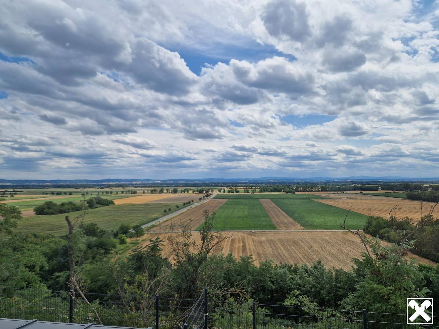 HERRLICHER AUSBLICK AN DER WAGRAMKANTE: MODERN, MASSIV & HOCHWERTIG WOHNEN IN DER WEINREGION MIT BESTER INFRASTRUKTUR
