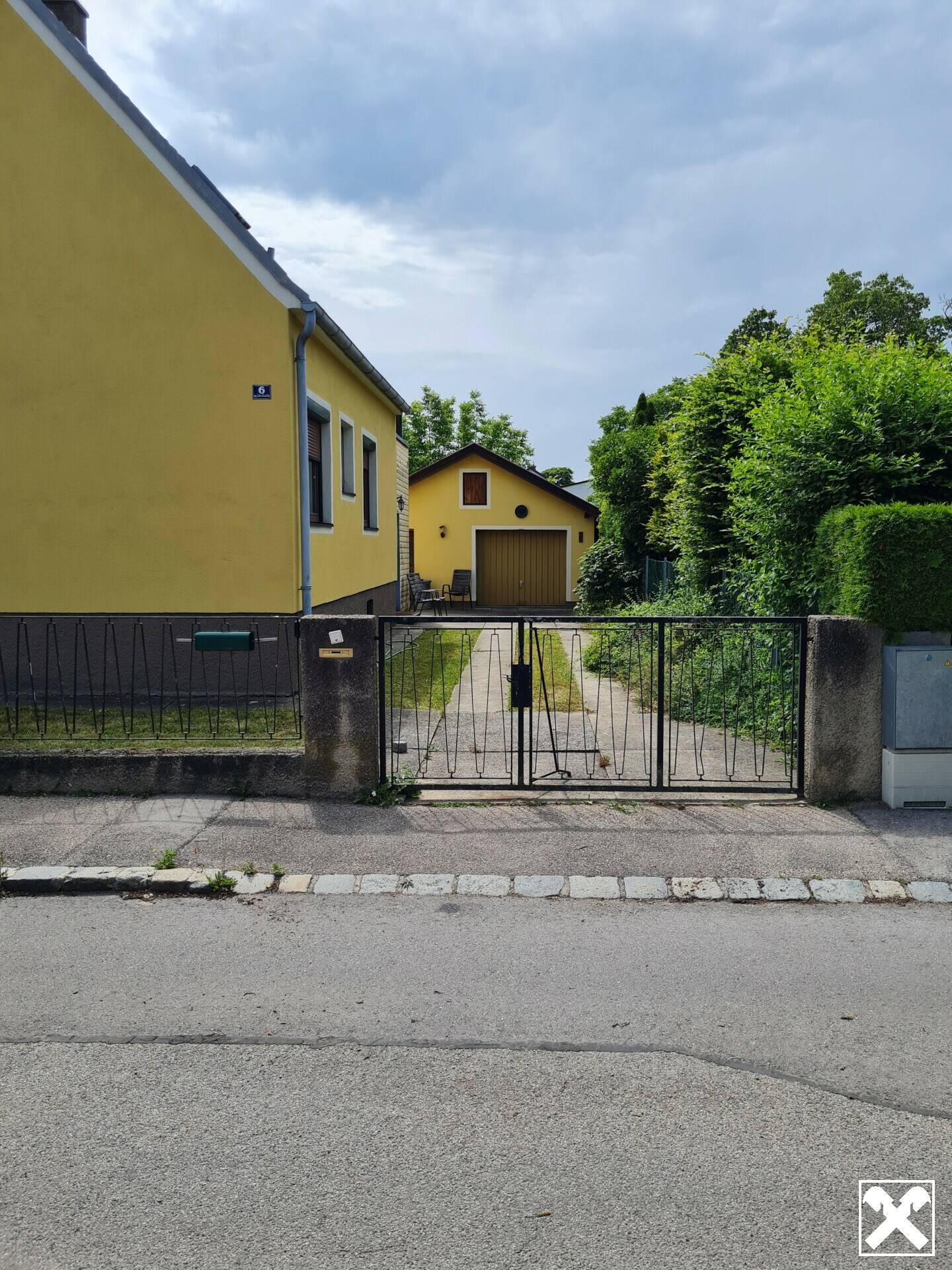 TOLLES WOHNHAUS IN GUTER, ZENTRALER LAGE MIT GARAGE, HERRLICHEM GARTEN UND NEBENGEBÄUDE