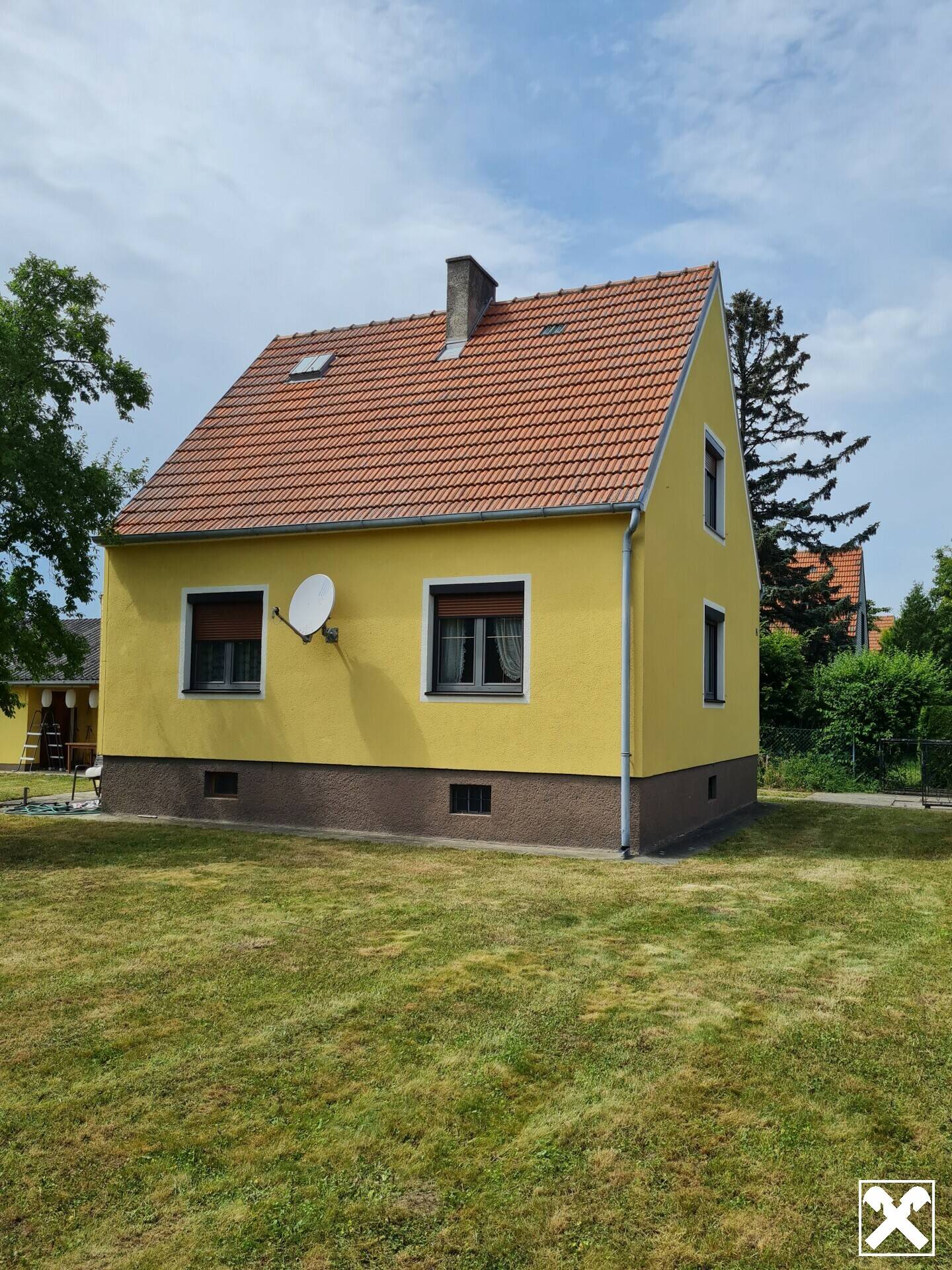 TOLLES WOHNHAUS IN GUTER, ZENTRALER LAGE MIT GARAGE, HERRLICHEM GARTEN UND NEBENGEBÄUDE