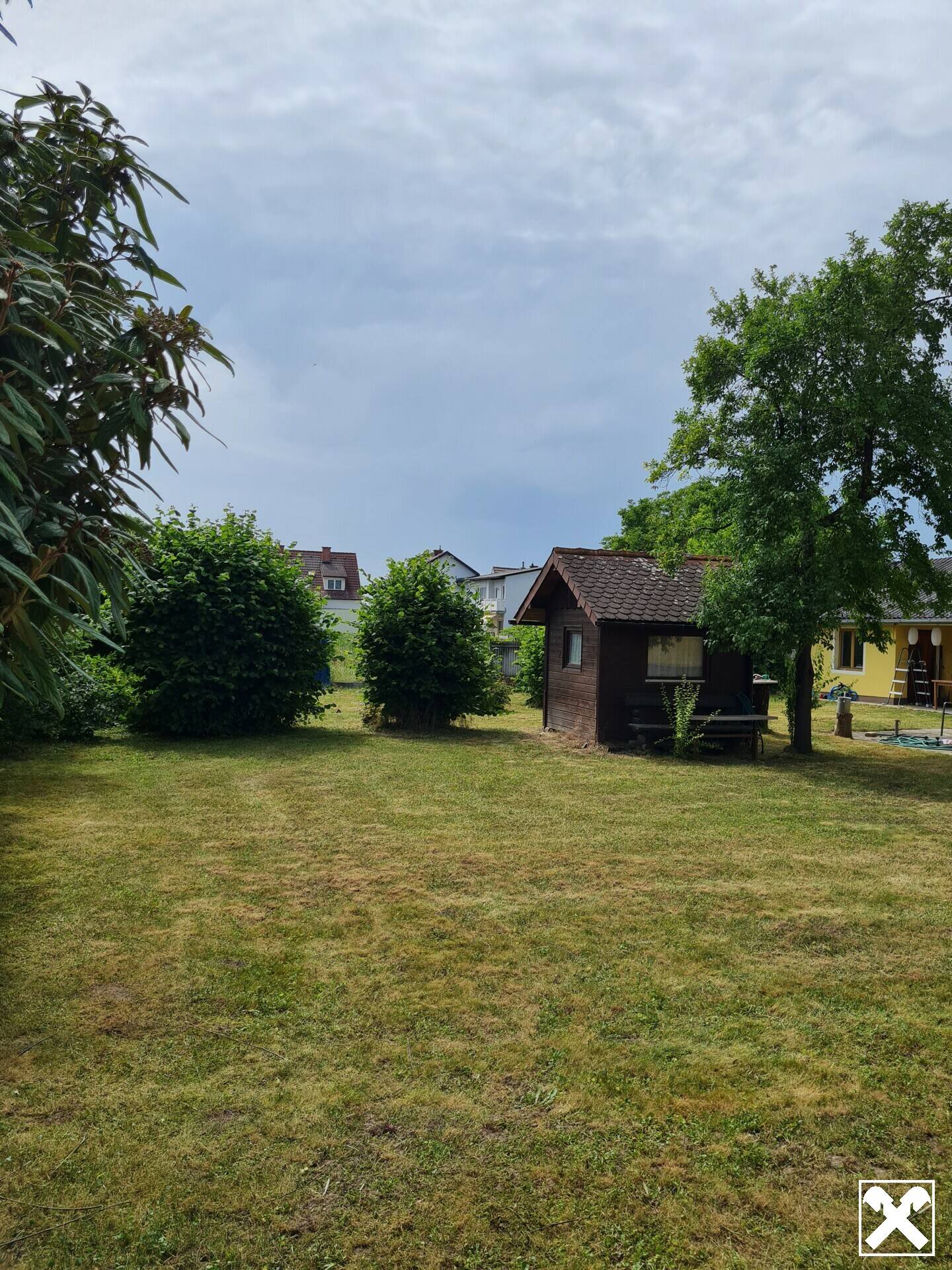 TOLLES WOHNHAUS IN GUTER, ZENTRALER LAGE MIT GARAGE, HERRLICHEM GARTEN UND NEBENGEBÄUDE