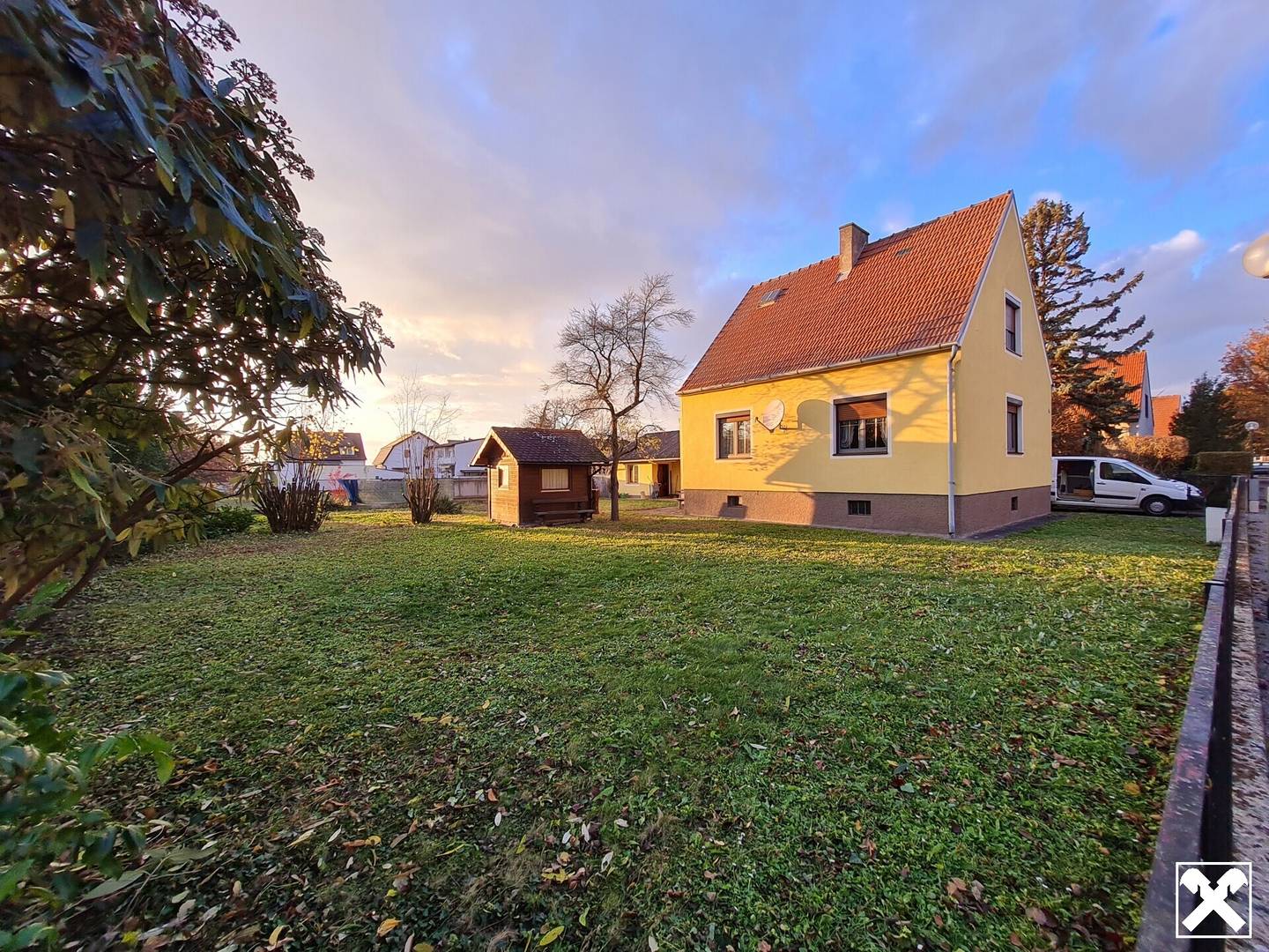TOLLES WOHNHAUS IN GUTER, ZENTRALER LAGE MIT GARAGE, HERRLICHEM GARTEN UND NEBENGEBÄUDE