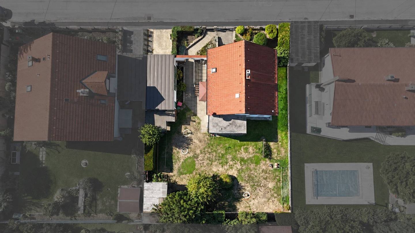 Single-family house with workshop, two garages and large garden, directly at the Vienna city border