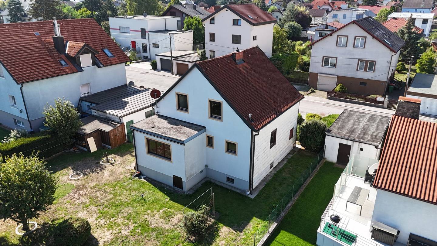 Single-family house with workshop, two garages and large garden, directly at the Vienna city border