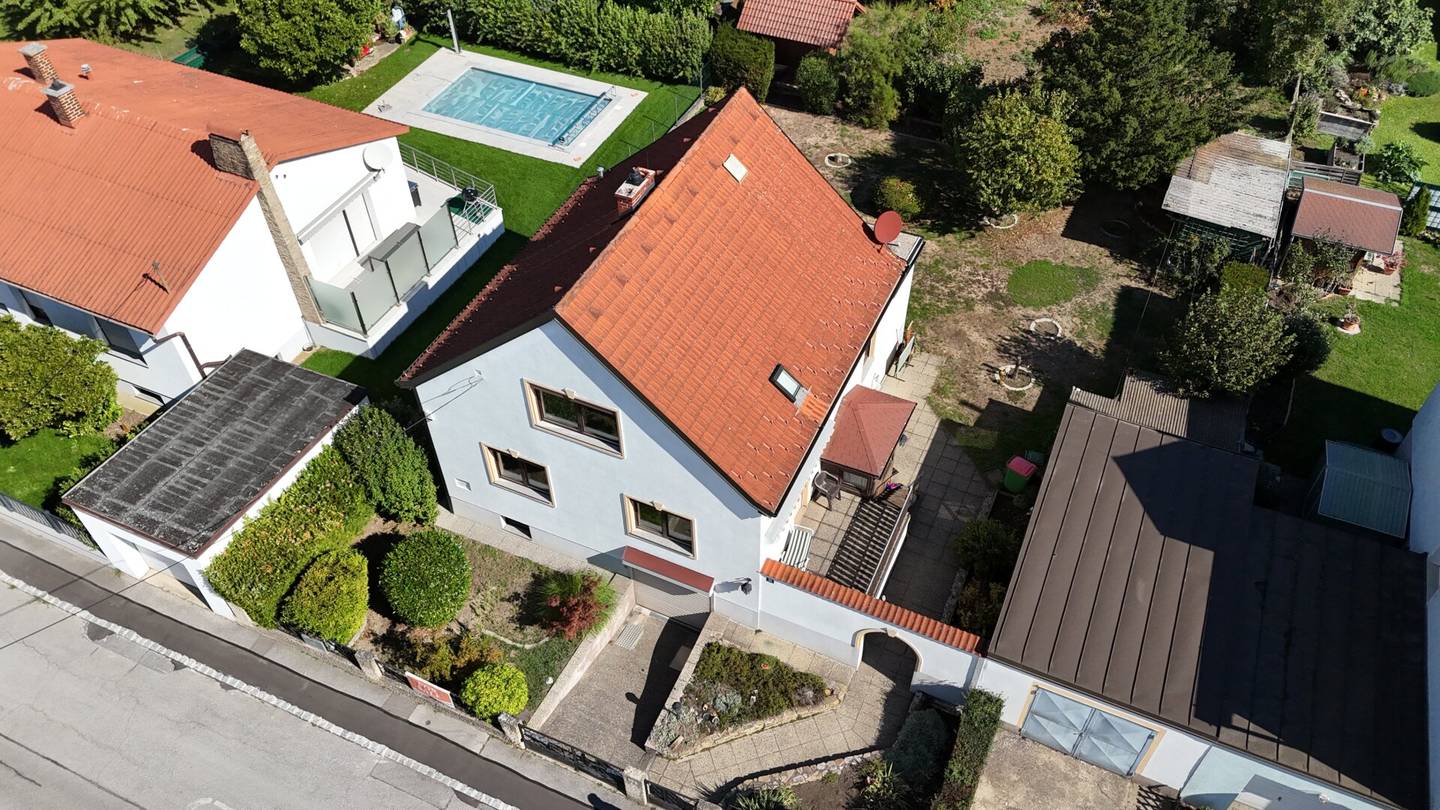 Single-family house with workshop, two garages and large garden, directly at the Vienna city border