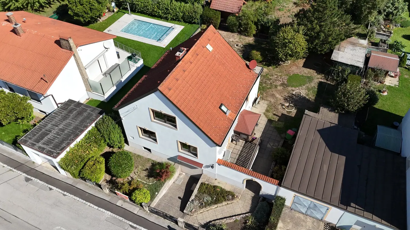 Einfamilienhaus mit Werkstatt, zwei Garagen und großem Garten — direkt an der Wiener Stadtgrenze