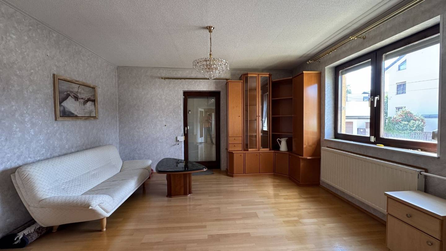 Single-family house with workshop, two garages and large garden, directly at the Vienna city border