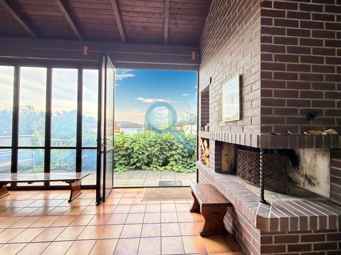 Spacious Wohnung with garden pool and double garage