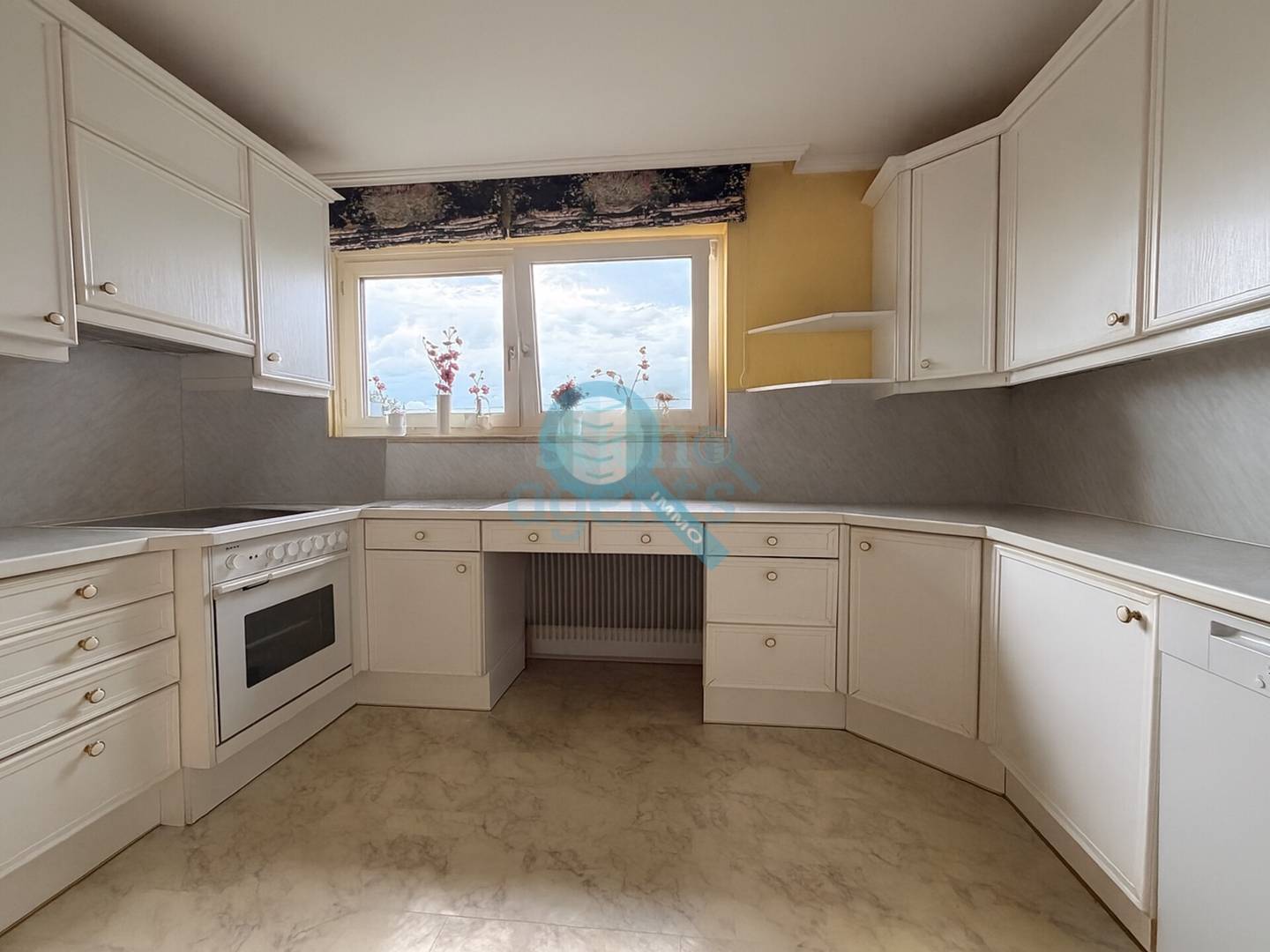 Spacious Wohnung with garden pool and double garage