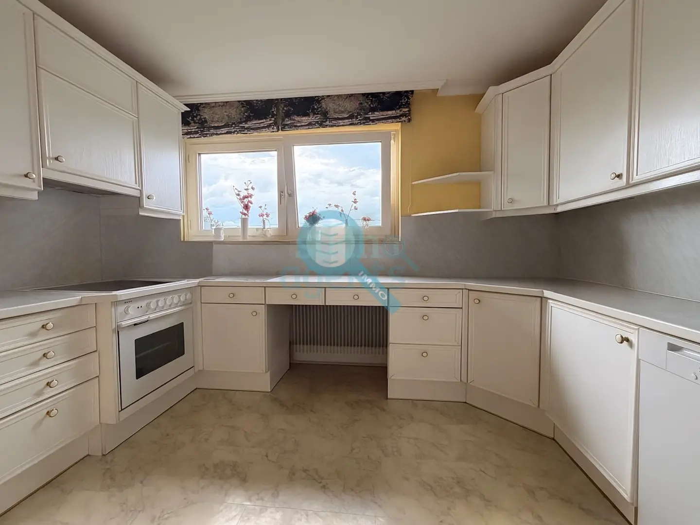 Spacious Wohnung with garden pool and double garage